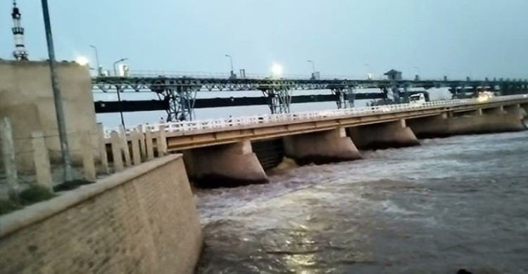 বিস্ফোরণ ঘটিয়ে বাঁধ উড়িয়ে দিল পাকিস্তান