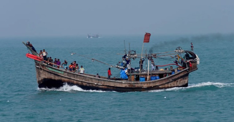 বঙ্গোপসাগরে মাছ ধরার ট্রলারসহ ১৪ ভারতীয় জেলে আটক