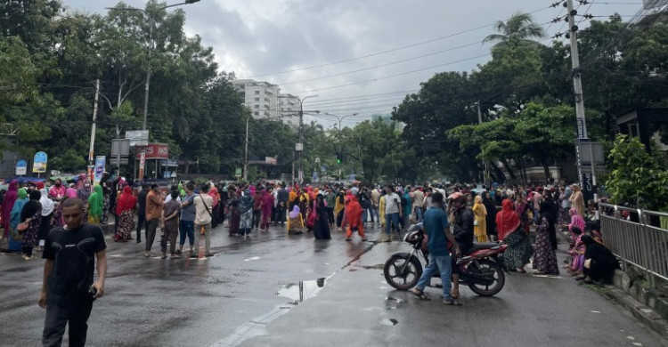 হঠাৎ গার্মেন্টস কারখানা বন্ধ, তেজগাঁওয়ে রাস্তা অবরোধ শ্রমিকদের