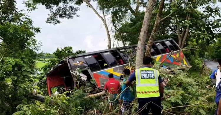 গোপালগঞ্জে যাত্রীবাহী বাস খাদে পড়ে আহত ২০