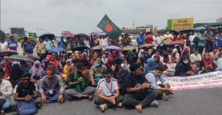 সিরাজগঞ্জে শিক্ষার্থীদের মহাসড়ক অবরোধ, যান চলাচল বন্ধ