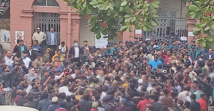 চট্টগ্রামে বিএনপি প্রার্থীর সমর্থকদের সঙ্গে পুলিশের ধস্তাধস্তি