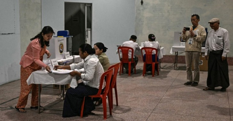 গৃহযুদ্ধের মধ্যেই মিয়ানমারে নির্বাচন শুরু