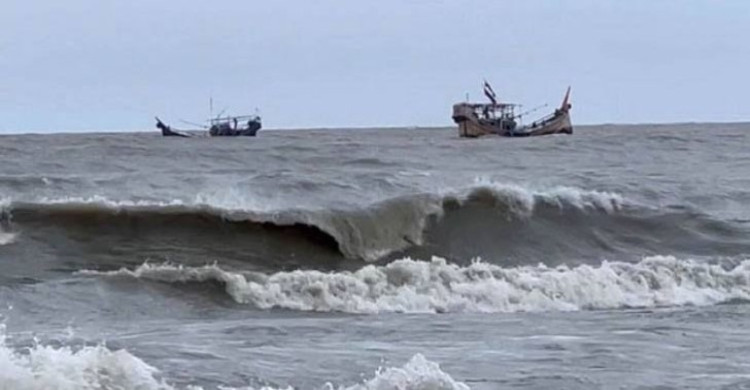 উপকূলজুড়ে অতিভারী বৃষ্টিপাত, সমুদ্র বন্দরে ৩ নম্বর সতর্ক সংকেত
