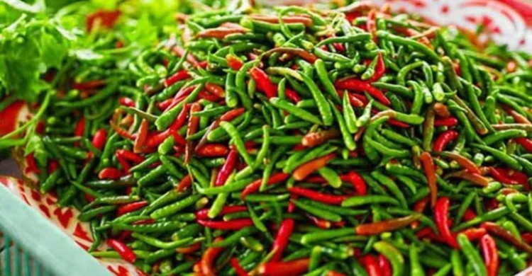 বাজারে কাঁচা মরিচে আগুন, দাম বেড়েছে তিন গুণ
