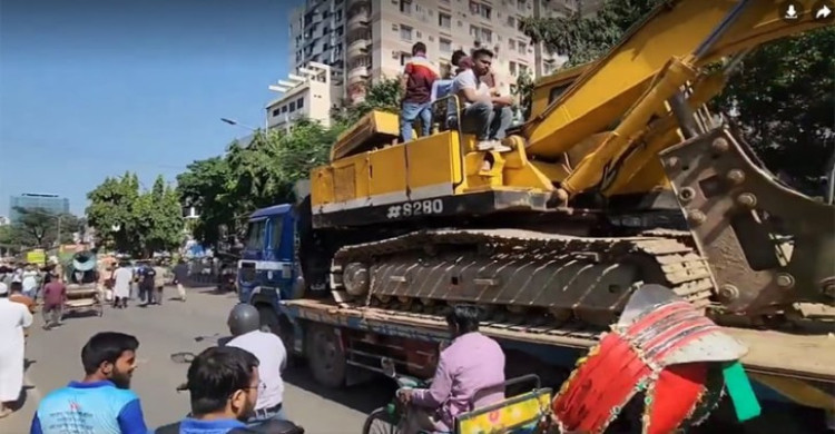 ধানমন্ডি ৩২ নম্বরের দিকে গেছে দুটি বুলডোজার