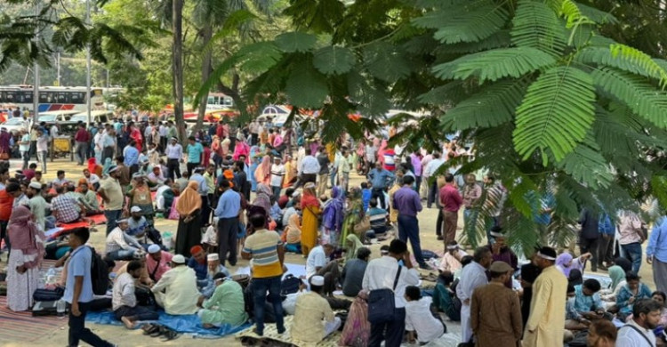 শহিদ মিনারে হাজার হাজার শিক্ষকের অবস্থান