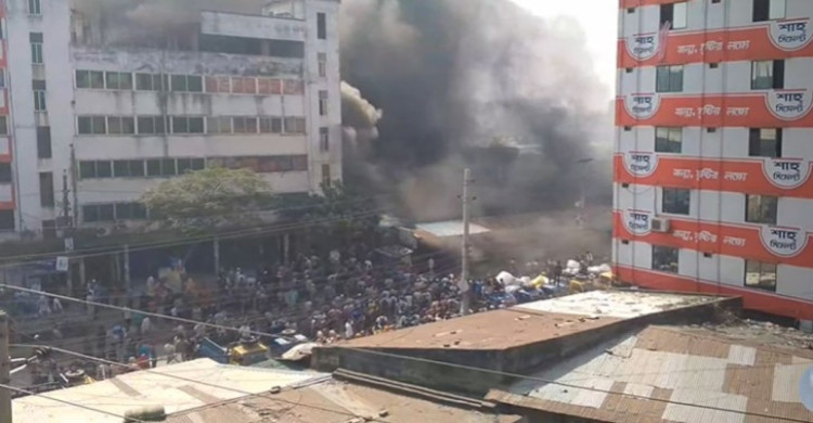 টঙ্গীতে তুলার গোডাউনে আগুন, নিয়ন্ত্রণে ৫ ইউনিট