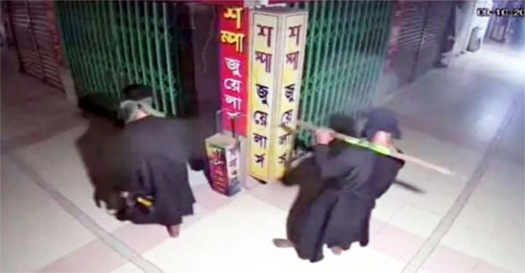 বোরকা পরে এসে দোকানের তালা কেটে ৫০০ ভরি স্বর্ণালঙ্কার চুরি