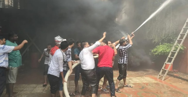 আশুলিয়ায় পোশাক কারখানায় আগুন, নিয়ন্ত্রণে ছয় ইউনিট