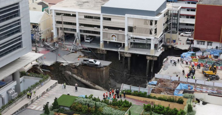 থাইল্যান্ডে হঠাৎ রাস্তার মাঝে তৈরি হলো ১৬০ ফুট গভীর গর্ত
