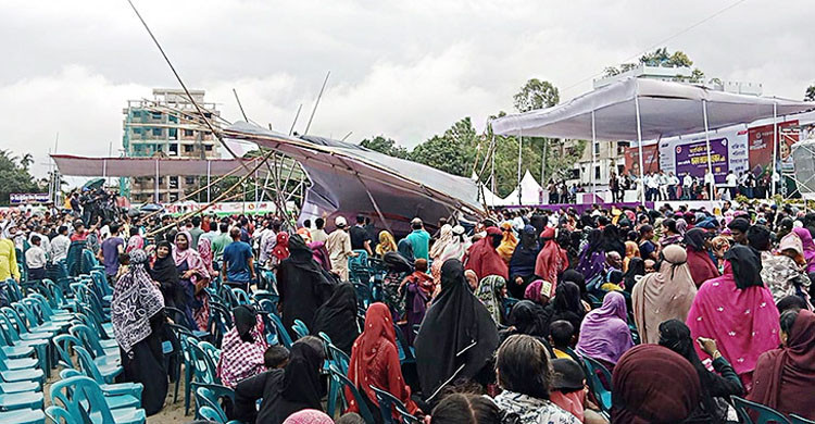 প্রধানমন্ত্রী পৌঁছানোর আগেই বাতাসে ভেঙে পড়লো প্যান্ডেল